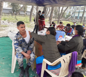 खाेप लगाउनेकाे भीडबाटै काेराेना सर्ने जाेखिम बढेपछि खोप अभियान स्थगित